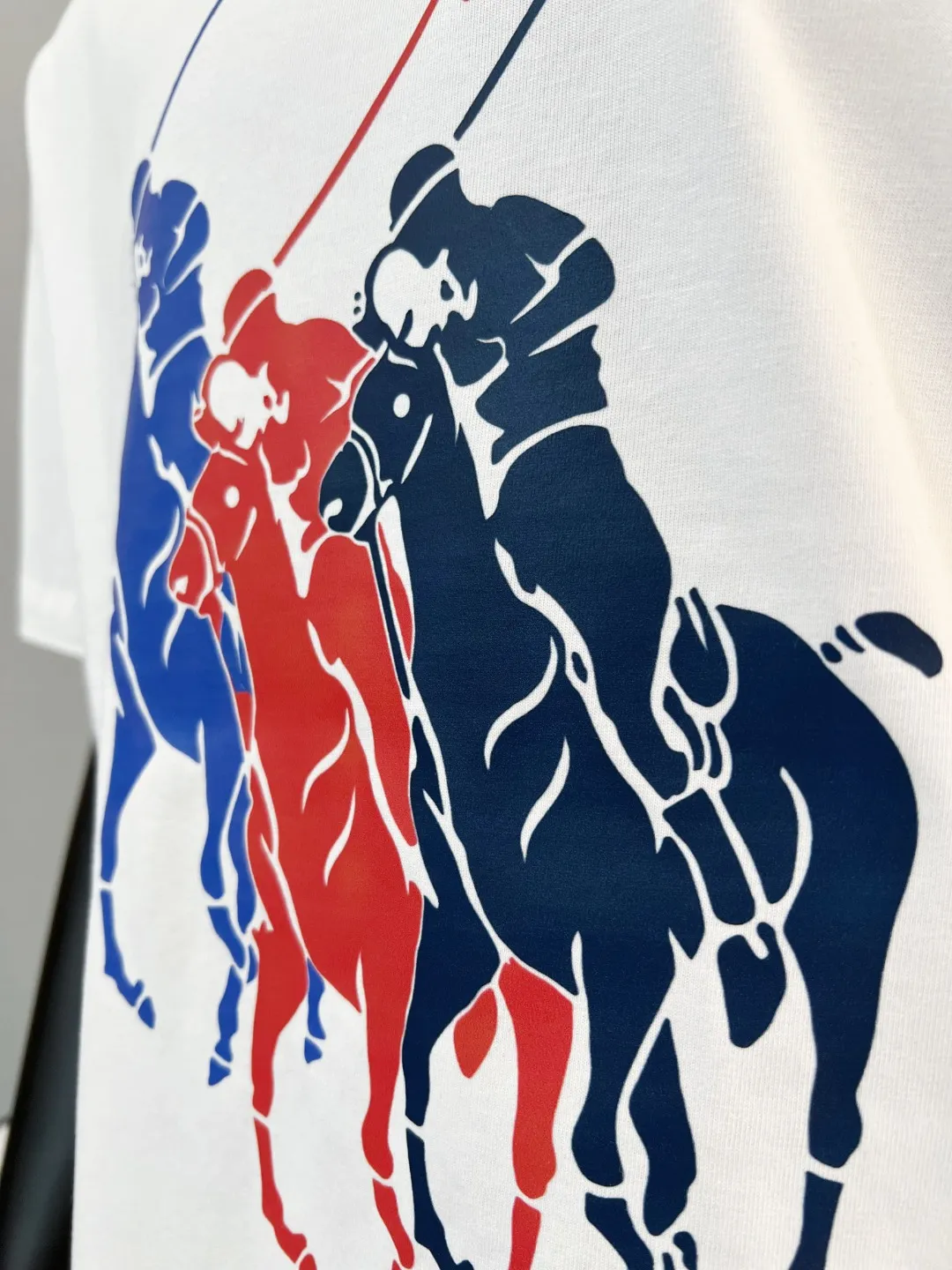 P140 Ralph Lauren 2026ss new spring and summer three-color logo equestrian knight print round-neck short-sleeved T-shirt; new products are available on the official website at the same time; strictly control the size of the LOGO; color matching and color matching; simple, fashionable and low-key connotation; selection of 240g double yarn pure cotton fabric; tight threaded neckline; back body crimping and boning; factory high-temperature anti-shrinkage process; not easy to deform and shrink after washing; essential clothing for three seasons; color: black White, sizes XS-L (can wear up to 200 pounds)